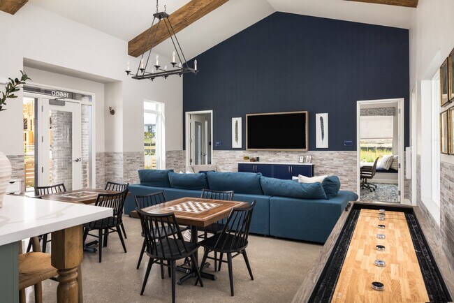 Casa club con TV, juegos y sala de conferencias - Finley at Baseline Townhomes