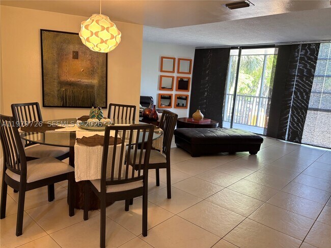 Foto del edificio - 3301 N Country Club Dr