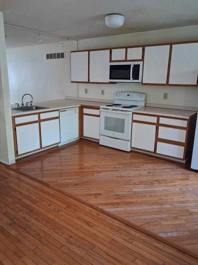 Foto del edificio - 136 Wimbledon Ct