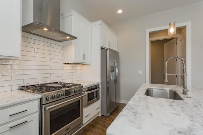 Foto del edificio - East Nashville with Roof-top Deck and 2 car garage!!