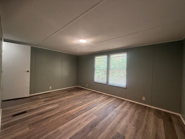 Building Photo - 2 Bedroom 2 Bath Mobile Home in Greenevill...
