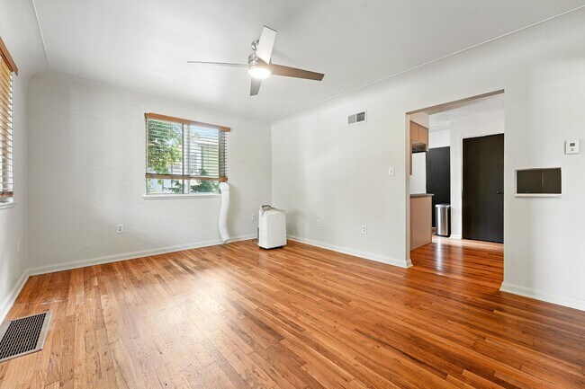Foto del edificio - 3369 S Emerson St