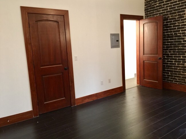 Foto del edificio - 1305 Ingraham St