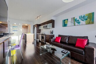 Building Photo - 386 Yonge St