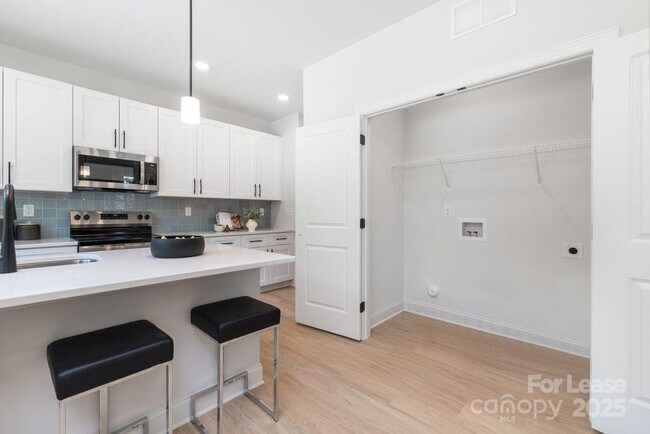 Foto del edificio - 6323 Carver Blvd
