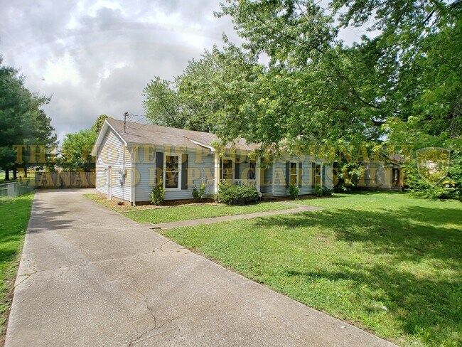 Building Photo - Three Bedroom Two Bath in Convenient Locat...