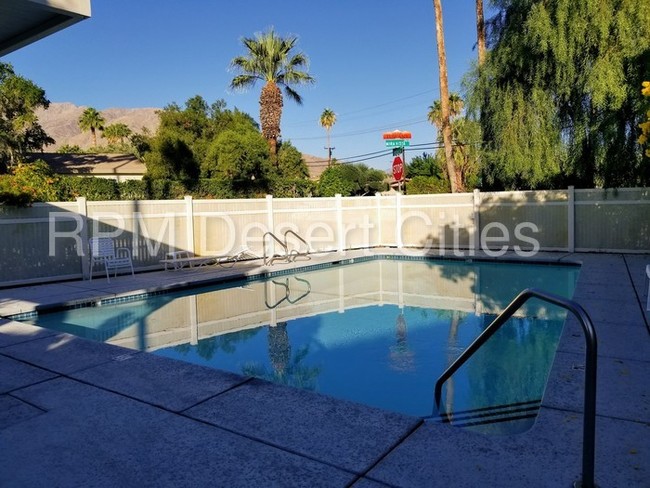 Building Photo - 2 Bedroom Rental is Casa de Oro!