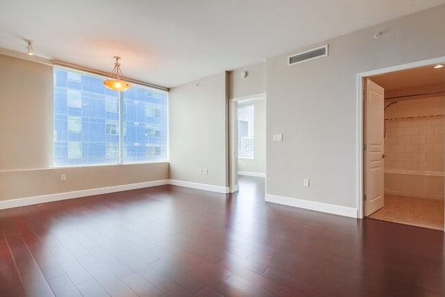 Building Photo - Modern 2 bed / 2 bath Condo in Little Ital...