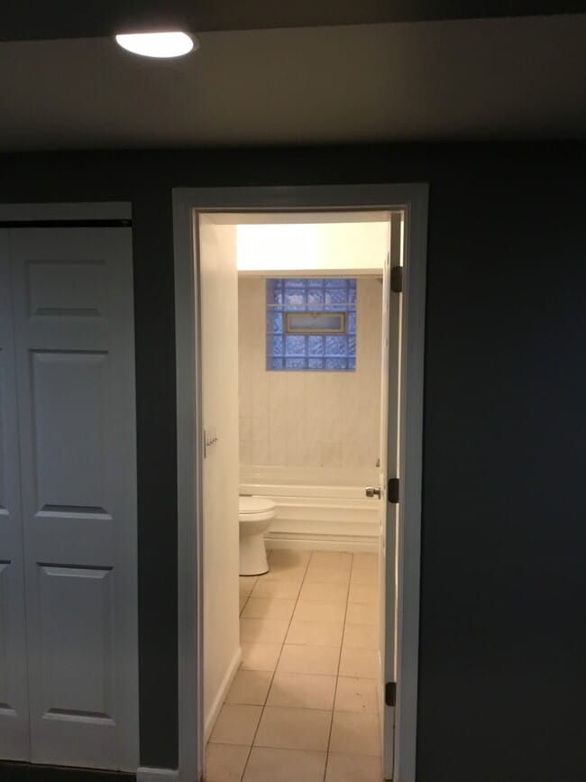 Baño - 7516 S Paxton Ave