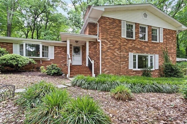 Foto del edificio - 1024 Timber Lake Dr
