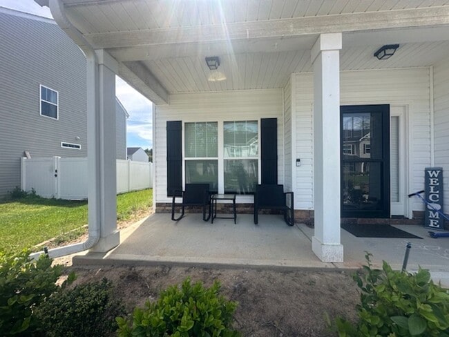 Building Photo - Spacious 4 bed, 2.5 bath Home with Neighborhood Amenities!