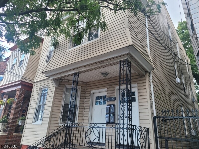 Primary Photo - 130 Ridge St