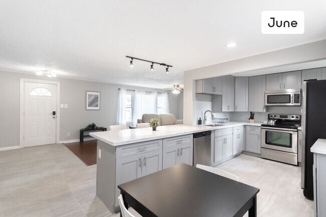 Building Photo - ROOM ONLY in 3-bed/2.0-bath Home