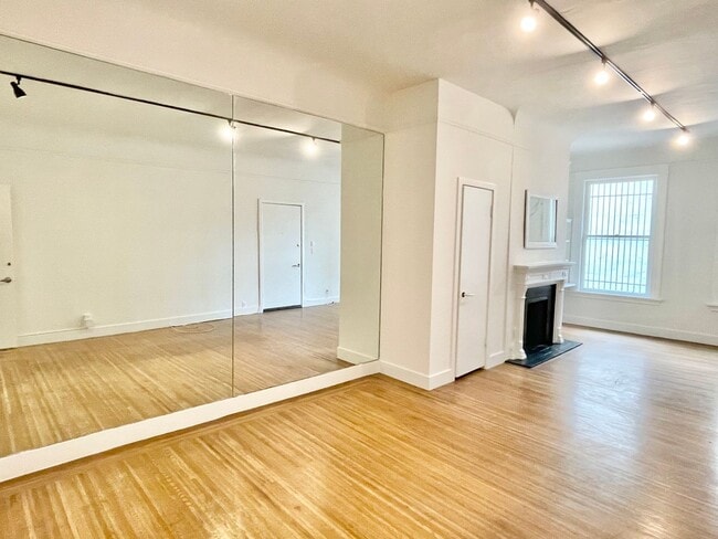 Building Photo - Spacious and Bright Lower Nob Hill Studio/1BA! Laundry! Shared yard!  PROGRESSIVE
