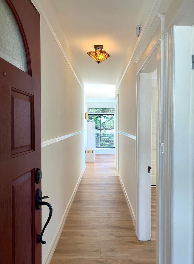 Building Photo - UPDATED BRIGHT 2BR/1BA  Top Floor Noe Noe ...