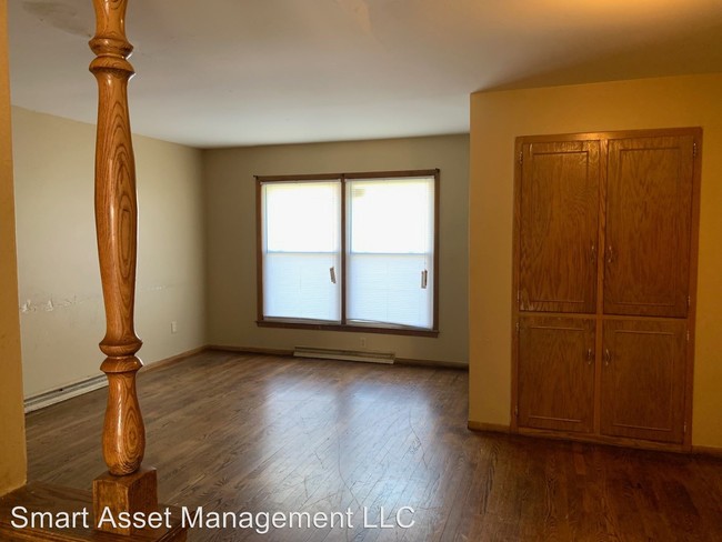 Building Photo - 5631-5635 W Silver Spring Dr
