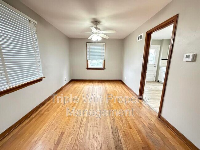 Foto del edificio - 8664 Belhaven Dr