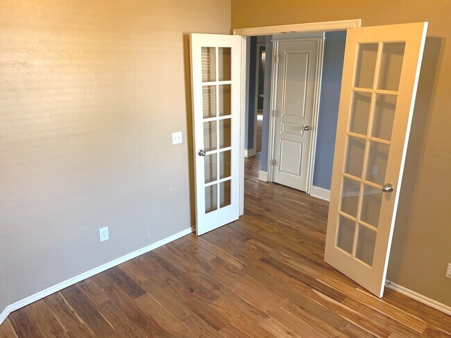 Building Photo - 4 Bed Beauty in Lone Oak Village!