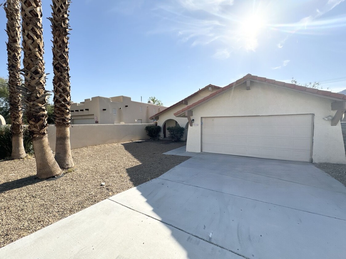 Foto principal - AVAILABLE NOW!! 3 Bed/2 Bath Home in La Qu...