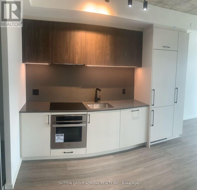 Building Photo - 689 The Queensway