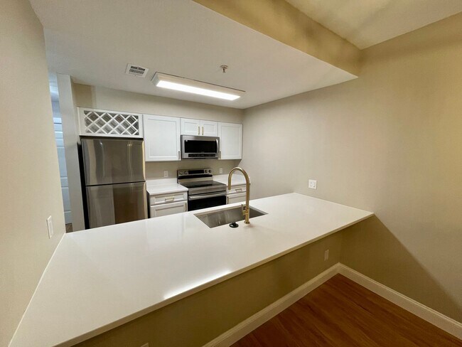 Foto del edificio - Fully Renovated 2B/2B condo located behind...