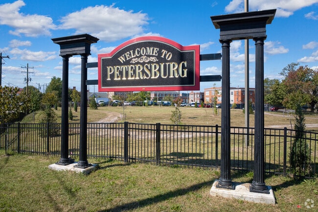 This arch welcomes you to Petersburg.