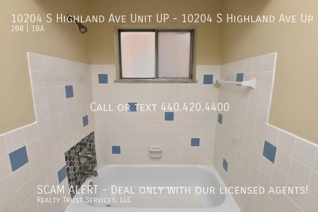 Building Photo - Colonial appartment Upper 2 Bedroom 1 bath...