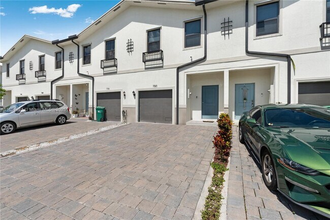 Building Photo - 1150 SW 6th Ave