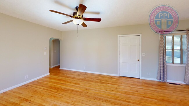 Building Photo - Great Locaton, Small Pet Negotiable w/ Pet...