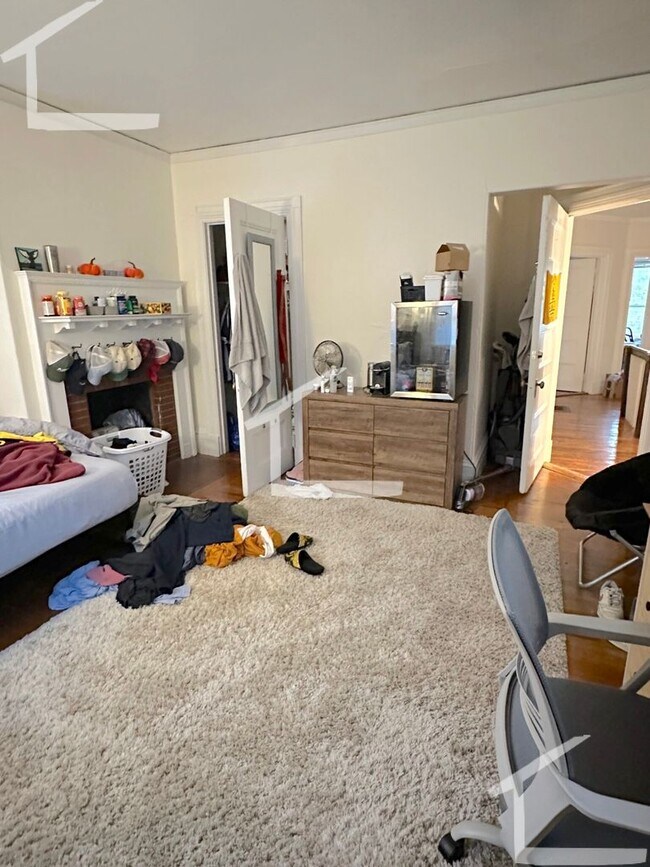 Building Photo - Charming 10 Bedroom