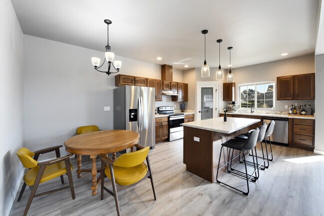 Building Photo - 7433 Saddlebrook Loop