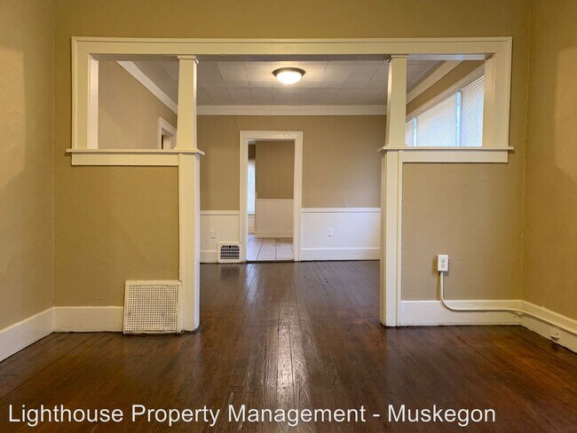 Building Photo - 39 Iona Ave