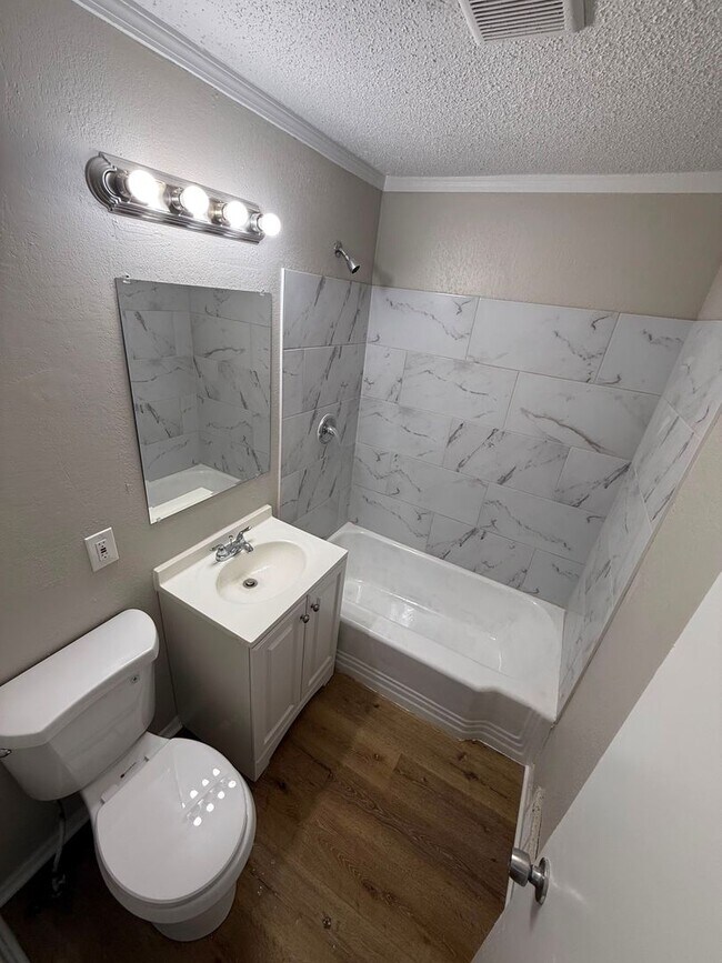 Building Photo - Ruskin Heights - 3 Bedroom 1 Bathroom