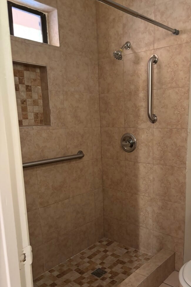 Baño - 3501 McDonell Ave