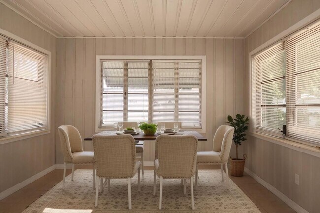 Building Photo - Spacious 2 Bedroom, 1 Bathroom Home in Mea...