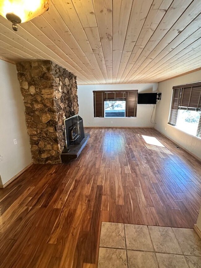 Building Photo - Lovely multi level home available now for ...
