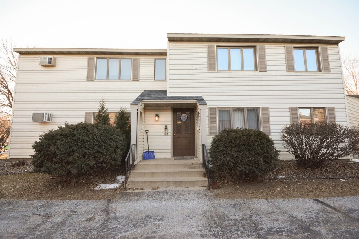 Foto principal - Conveniently located 2br main floor condo!