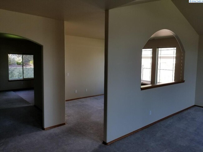 Building Photo - Beautiful South Richland Rambler