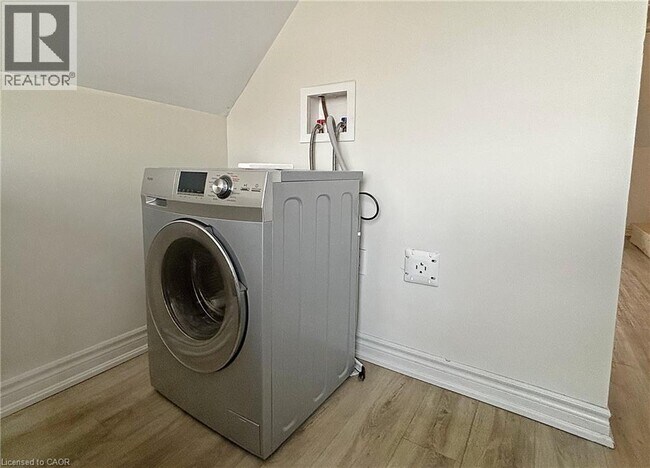 Building Photo - 76 Wentworth St S