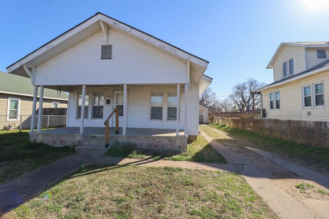 Building Photo - Beautiful 2 Bed 1 Bath in Quiet Area