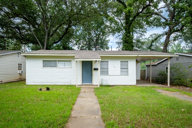 Building Photo - 404 Poplar St