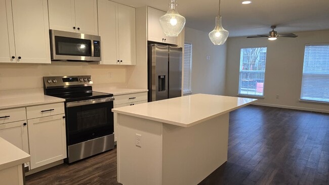 Foto del edificio - 425 Sunset Hollow Drive