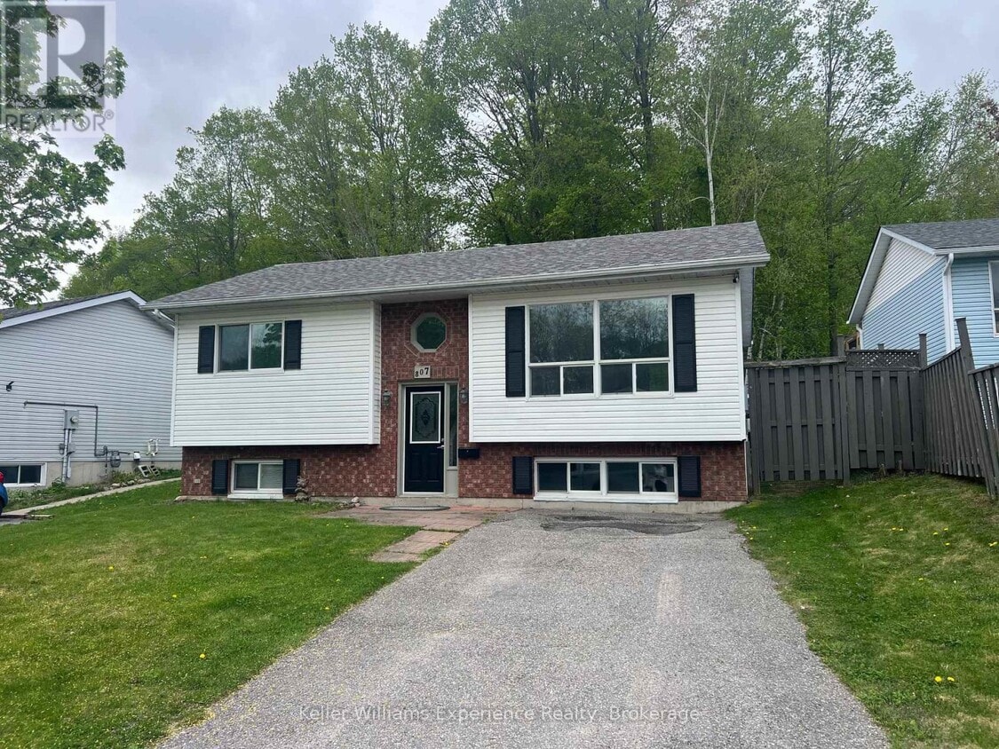 Photo principale - 807 Birchwood Dr