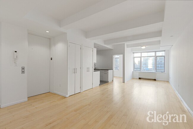 Building Photo - 446 W 38th St