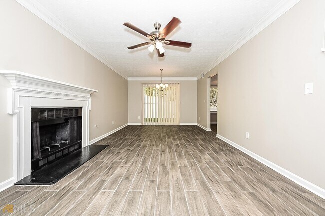 Foto del edificio - 6837 Hidden Lake Dr