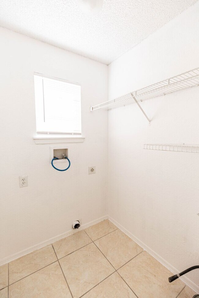 Foto del edificio - Two bedroom, two bathroom condo near 192 a...