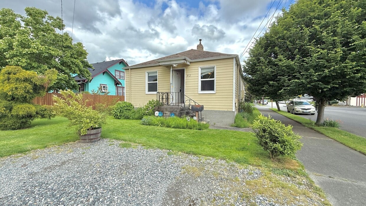 Primary Photo - Renton Downtown Duplex rambler home - Move...