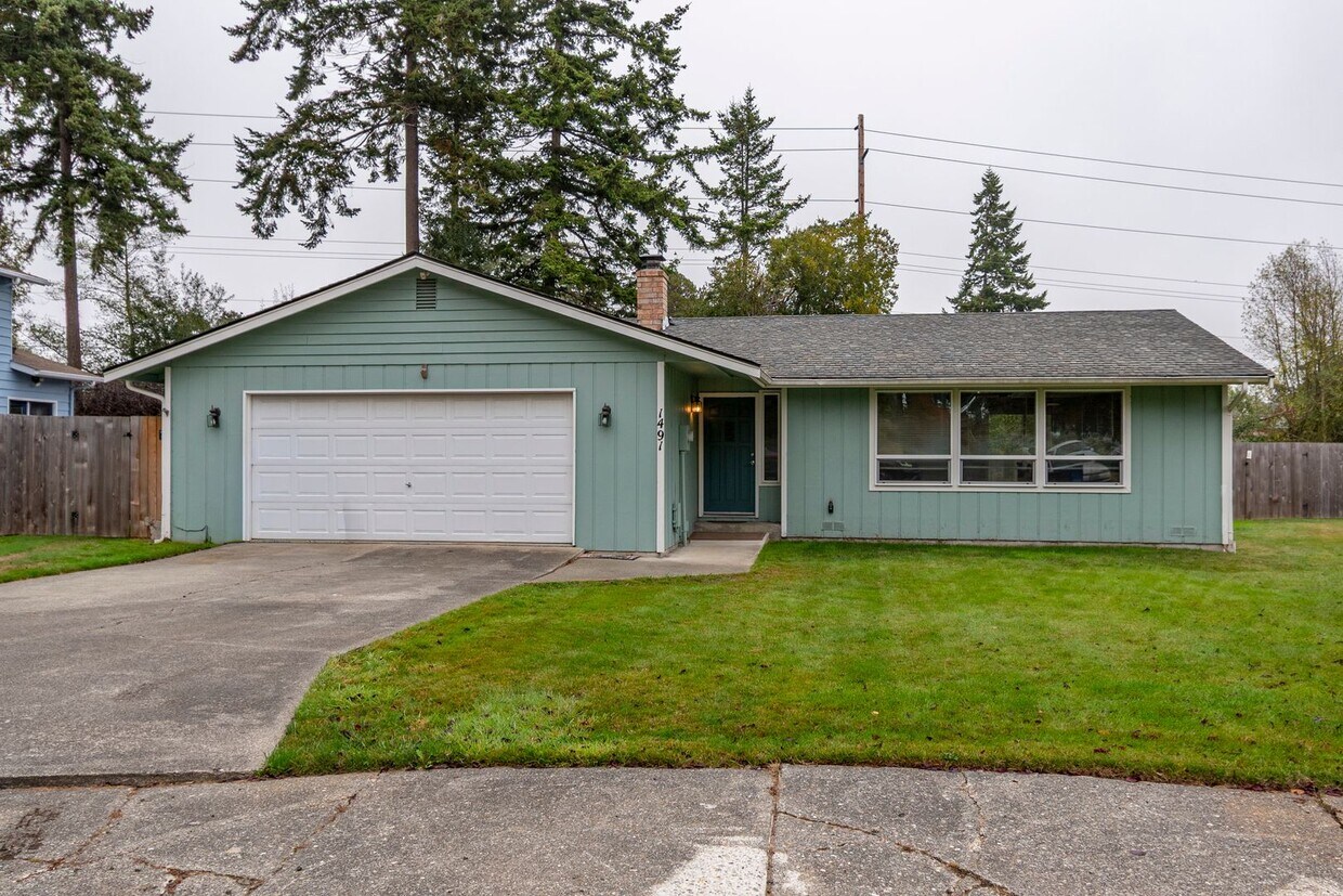 Foto principal - Updated 3 Bedroom, 2 Bath Home with Spacio...