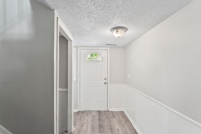 Foto del edificio - COMING SOON! 3 Bedroom 1 Bathroom in Grand...