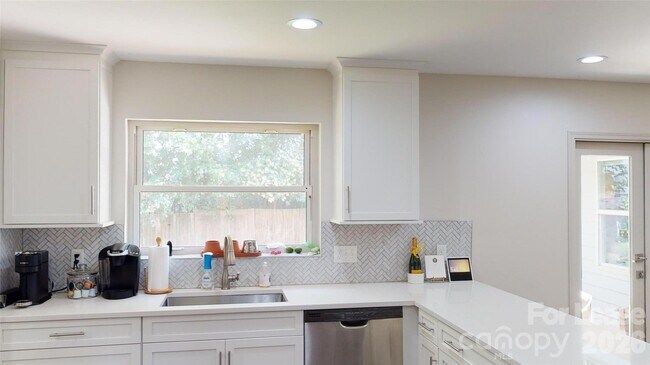 Building Photo - 1329 Mockingbird Ln